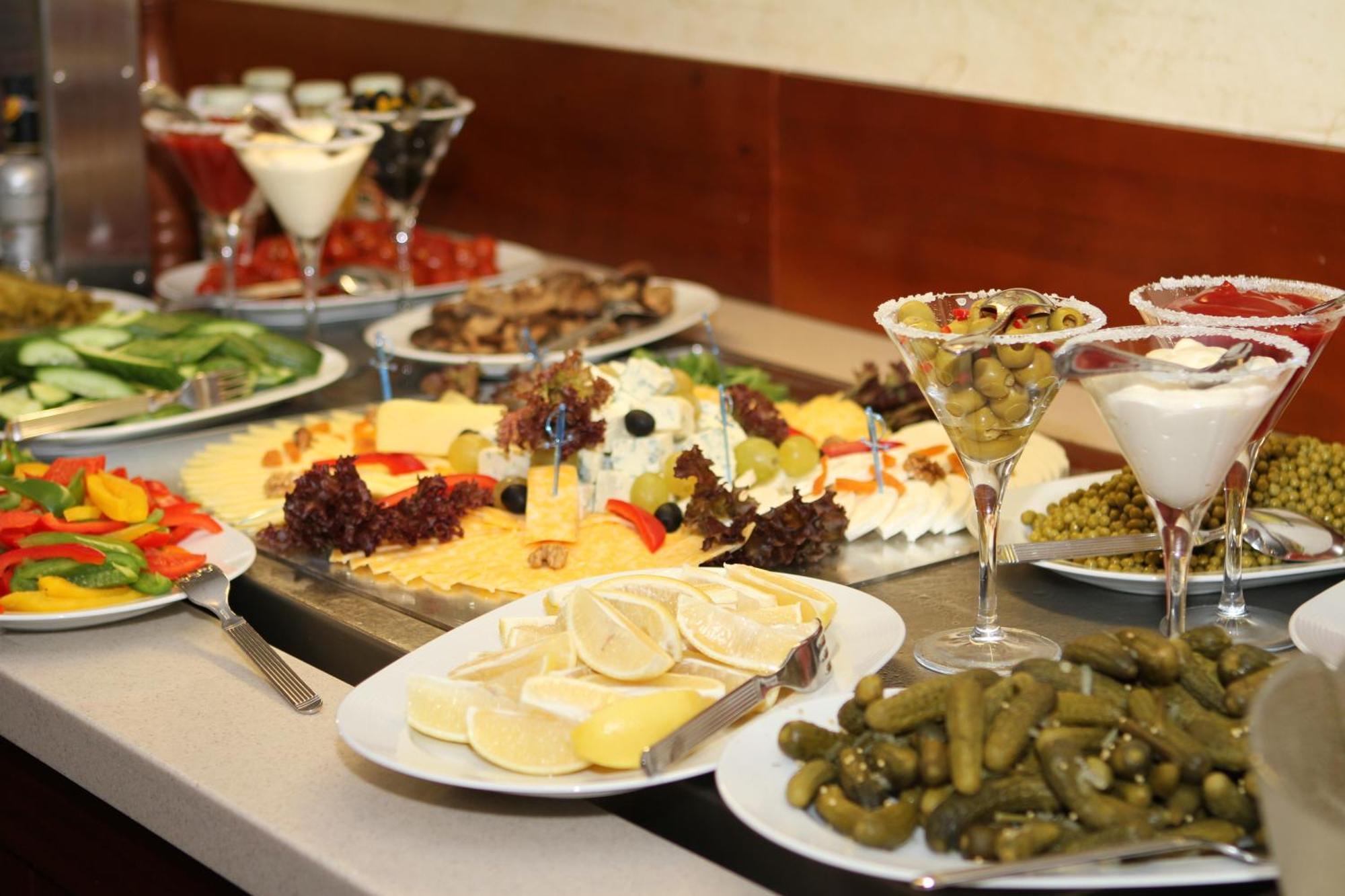 Atyrau Dastan Hotel Bagian luar foto