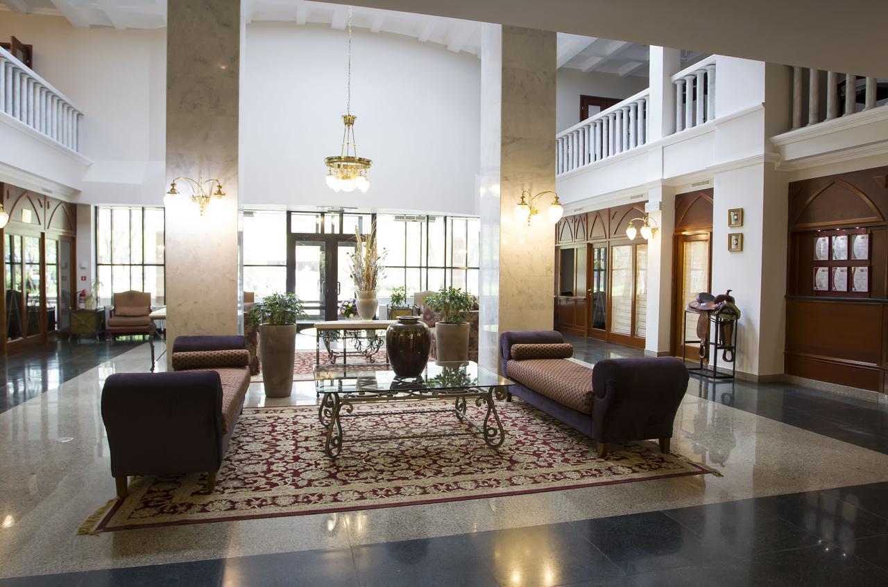 Atyrau Dastan Hotel Bagian luar foto