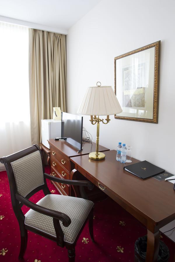 Atyrau Dastan Hotel Bagian luar foto